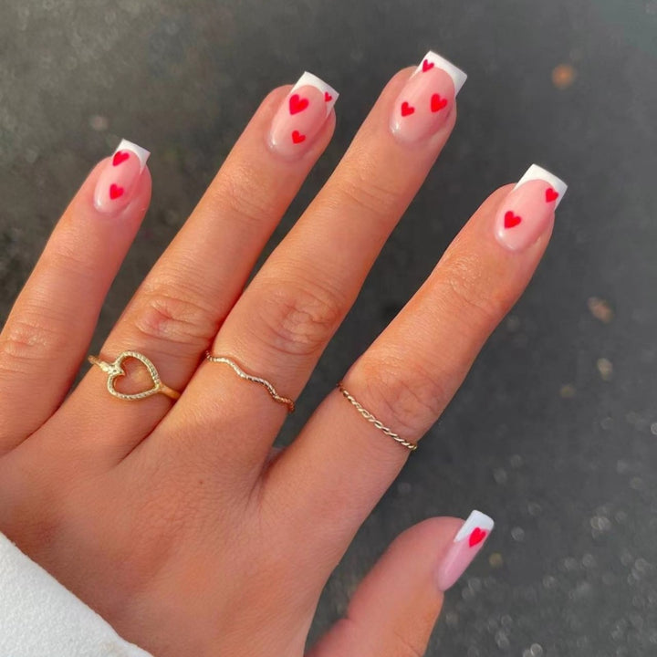 Herz-verzierte French Tip Nagelkunst Karnz