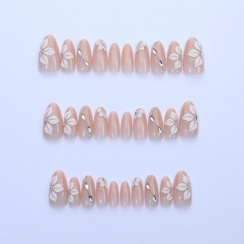 Kunstnagelset mit eleganten Blüten- und Glitzerelementen Karnz