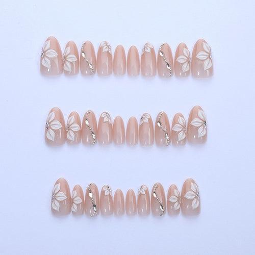 Kunstnagelset mit eleganten Blüten- und Glitzerelementen Karnz