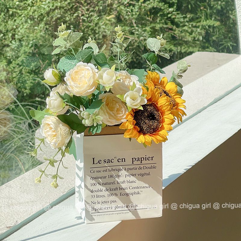 Lebensechte Blumenarrangements
