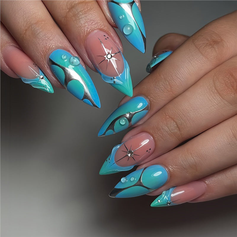 Künstlerische Stiletto Press-On Nägel mit metallischen Akzenten Karnz