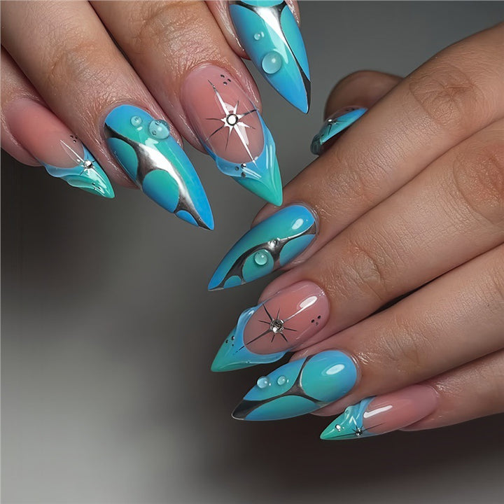 Künstlerische Stiletto Press-On Nägel mit metallischen Akzenten Karnz