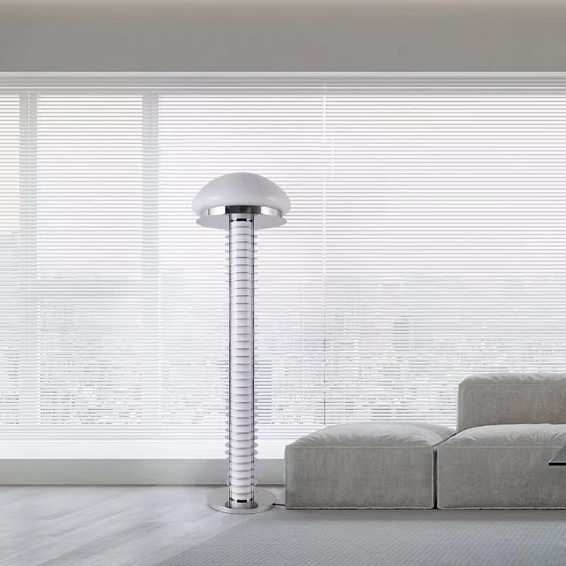 Moderne Tischlampe mit Kuppel-Schirm und sleekem Sockel