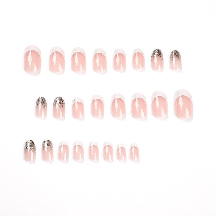 Elegante und kunstvoll gestaltete Nagelverlängerungen Karnz