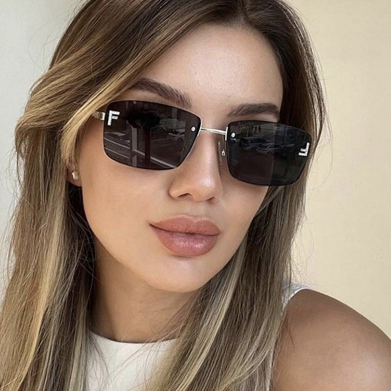 Damen quadratische Sonnenbrille mit elegantem goldenen Rahmen und stylishen Gläsern Karnz