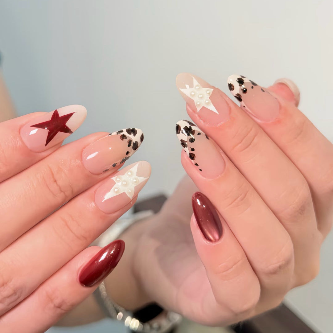 Stylisches Press-On-Nagelset mit künstlerischen Designs