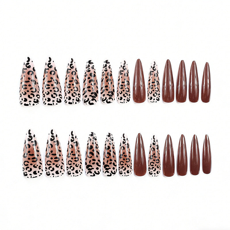 Künstlerische Stiletto-Nagelerweiterungen mit Leopardenmuster Karnz