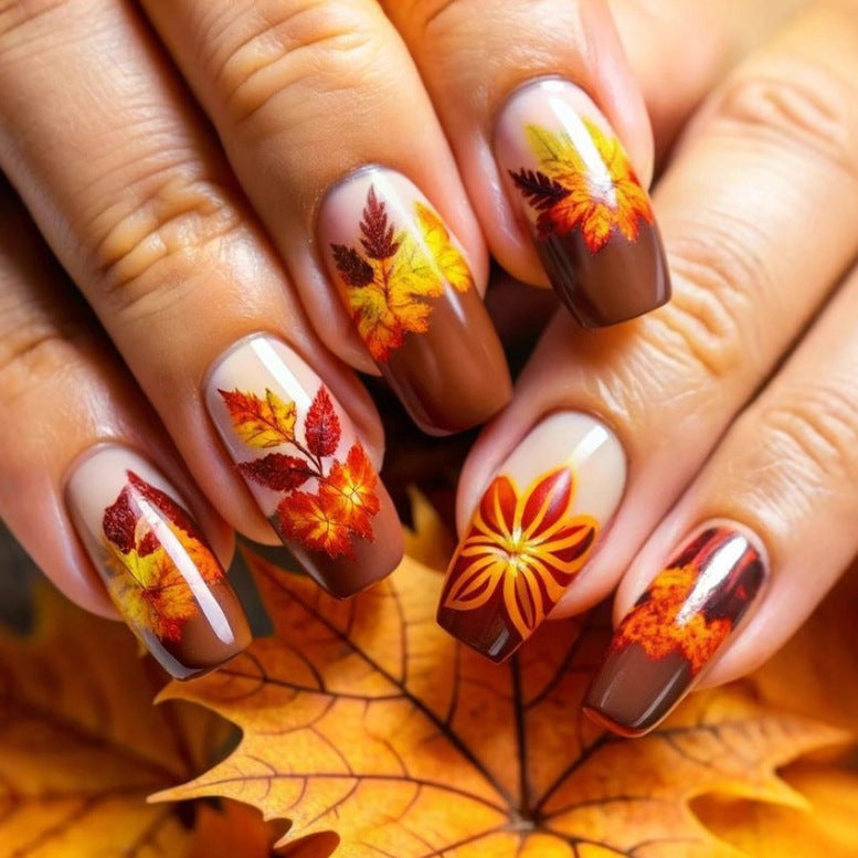 Kunstnägel mit Herbstlichem Blüten- und Blätterdesign Karnz