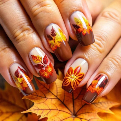 Kunstnägel mit Herbstlichem Blüten- und Blätterdesign Karnz