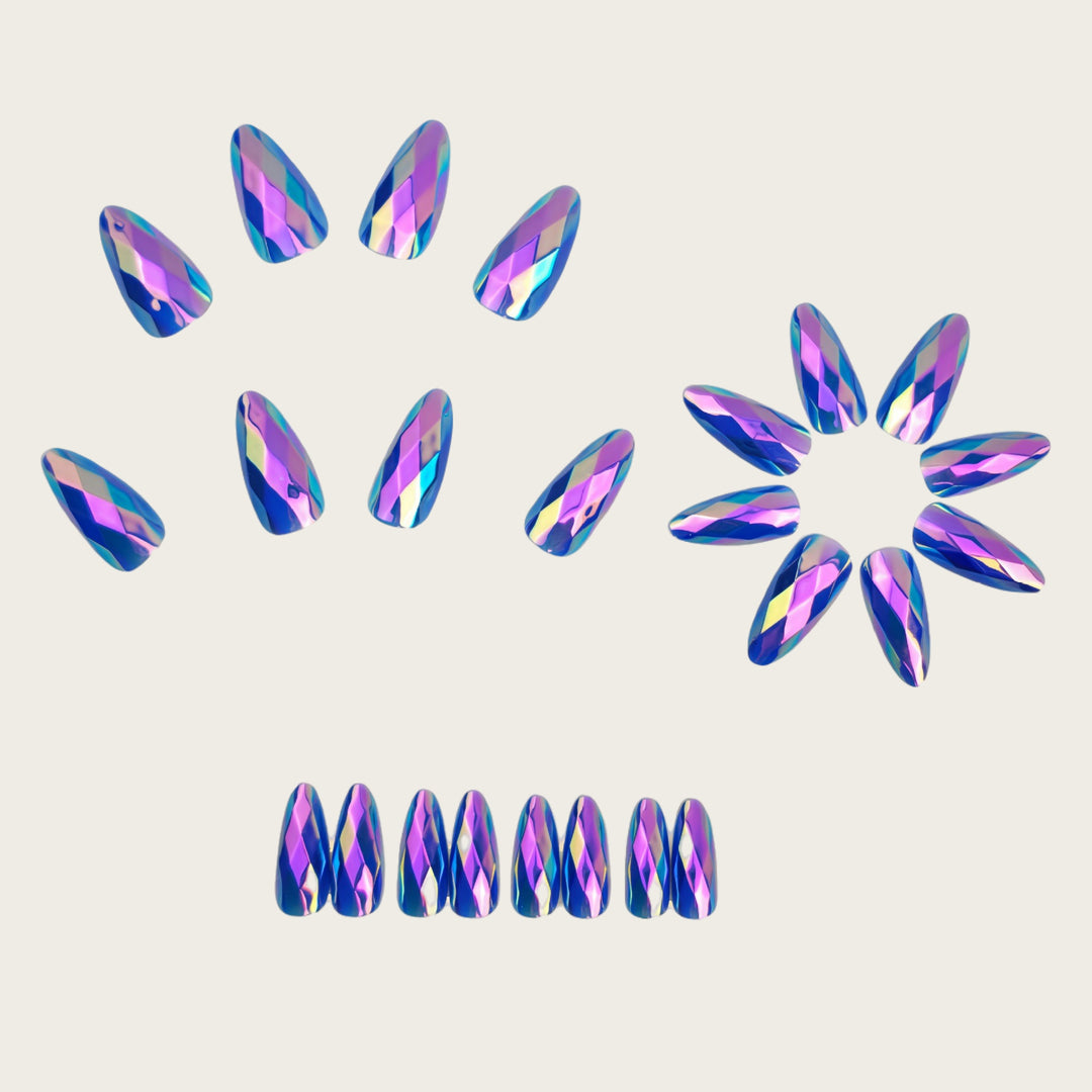 Kunstnägel mit facettiertem Design Karnz