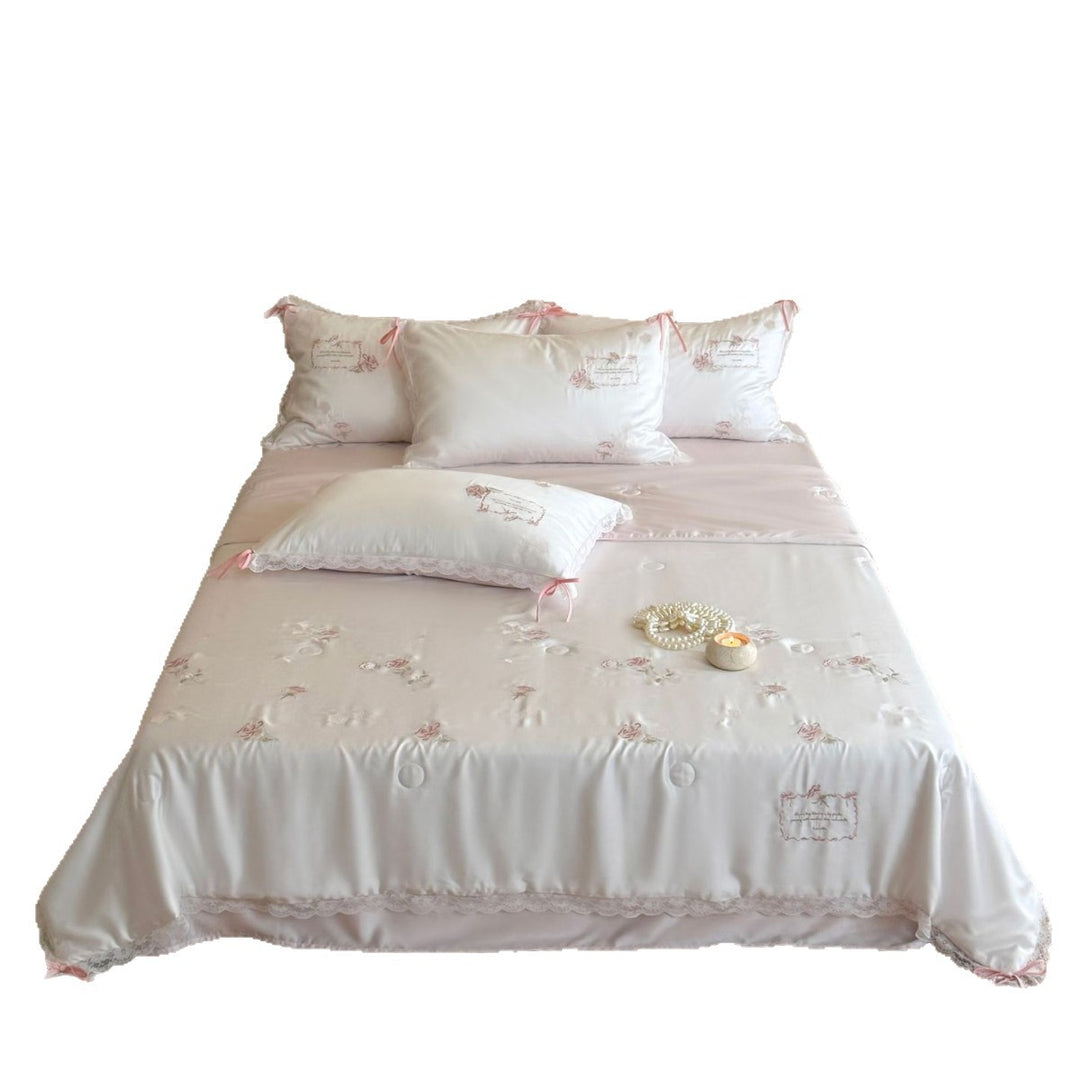 Elegantes Satin-Bettwäsche-Set mit zarter Rosenstickerei, Spitzenkante und Zierschleifen