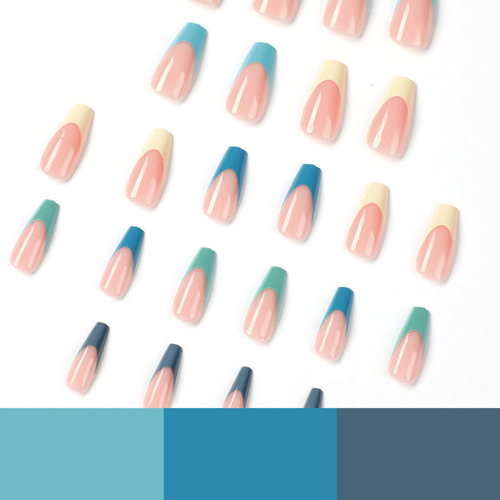 Kunstvolle Nagelverlängerungen mit präzisem Farbverlauf und eleganten Akzenten Karnz