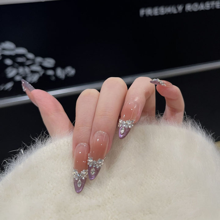 Elegantes Stiletto Press-On Nagelset mit Edelsteinverzierungen Karnz