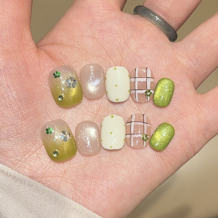 Kreative Kunstnagelspitzen mit Floralen Akzenten Karnz