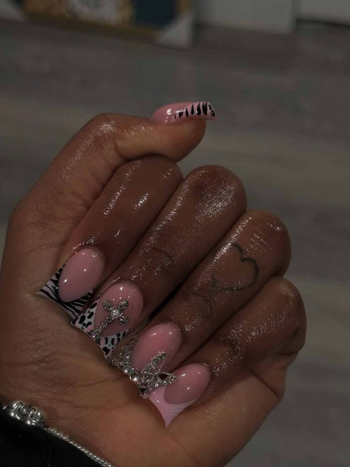 Künstlerisches Nageldesign Extensions Karnz