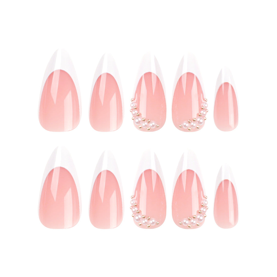 Kunstnagelset mit eleganter French Spitze und perlenverzierten Akzenten Karnz