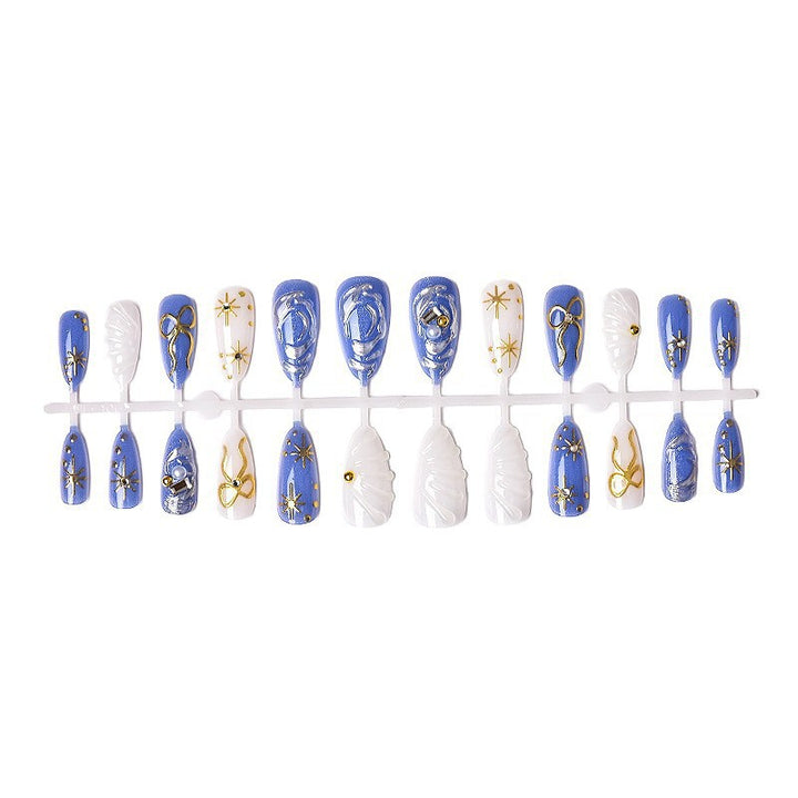 Kunstnagelset mit glamourösen goldenen Akzenten Karnz