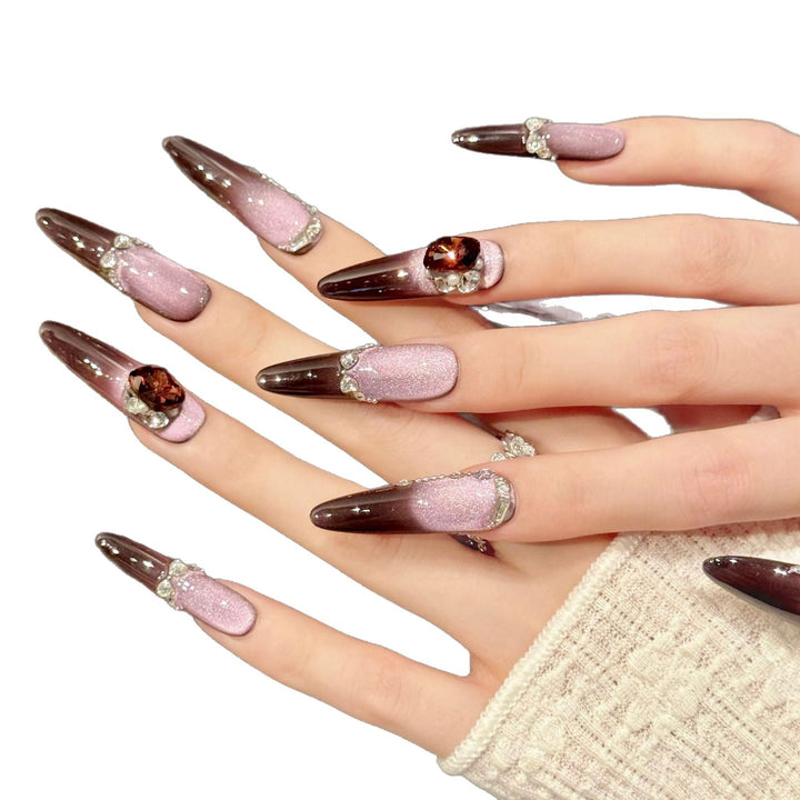 Dekorativer Press-On-Nagelset mit Edelsteinakzenten