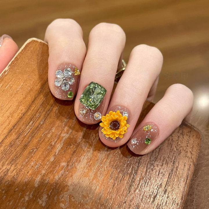 Kunstnägel mit Funkelnden Applikationen und Floralen Designs Karnz