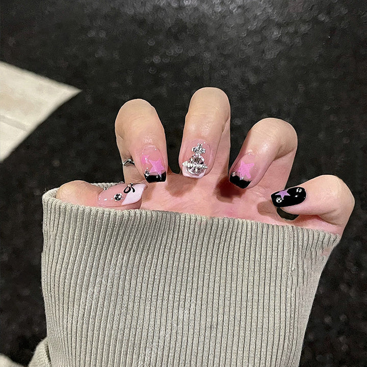 Kunstvolle Nail Art mit Glitzer-Details Karnz