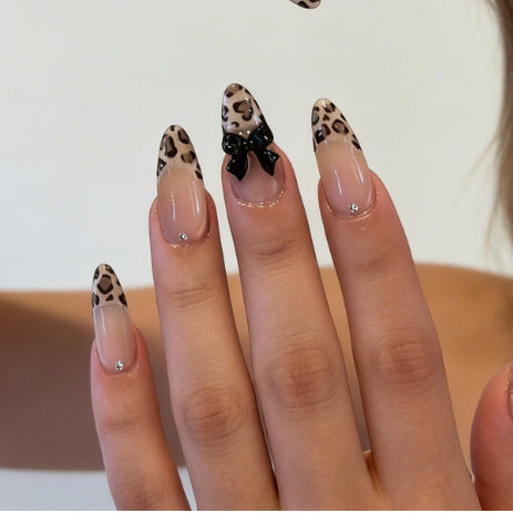 Künstliche Nagelspitzen mit Elegantem Leopardenmuster und Schleifendekor Karnz