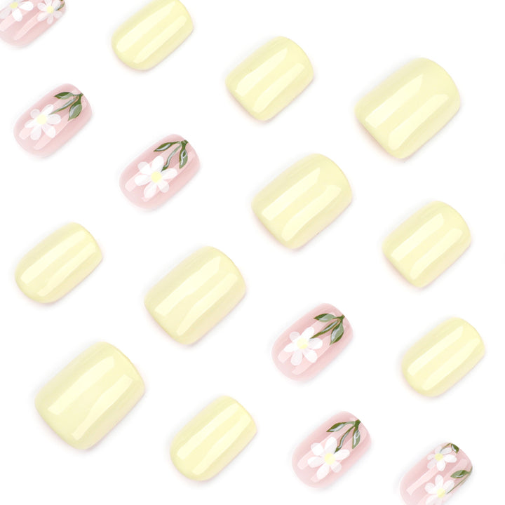 Kunstvolle Nagelverlängerungen mit eleganten Blumen-Design Karnz