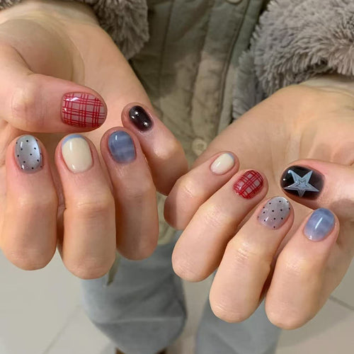 Künstlerische Press-On Nageldesigns Karnz