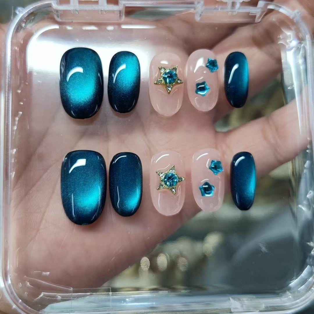 Künstlerisches Herzmuster Nagelkunstverlängerungen Karnz