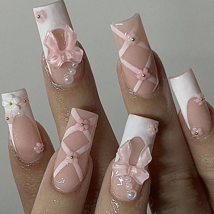 Kunstvolle 3D Nagelspitzen mit Schleifenmotiven Karnz
