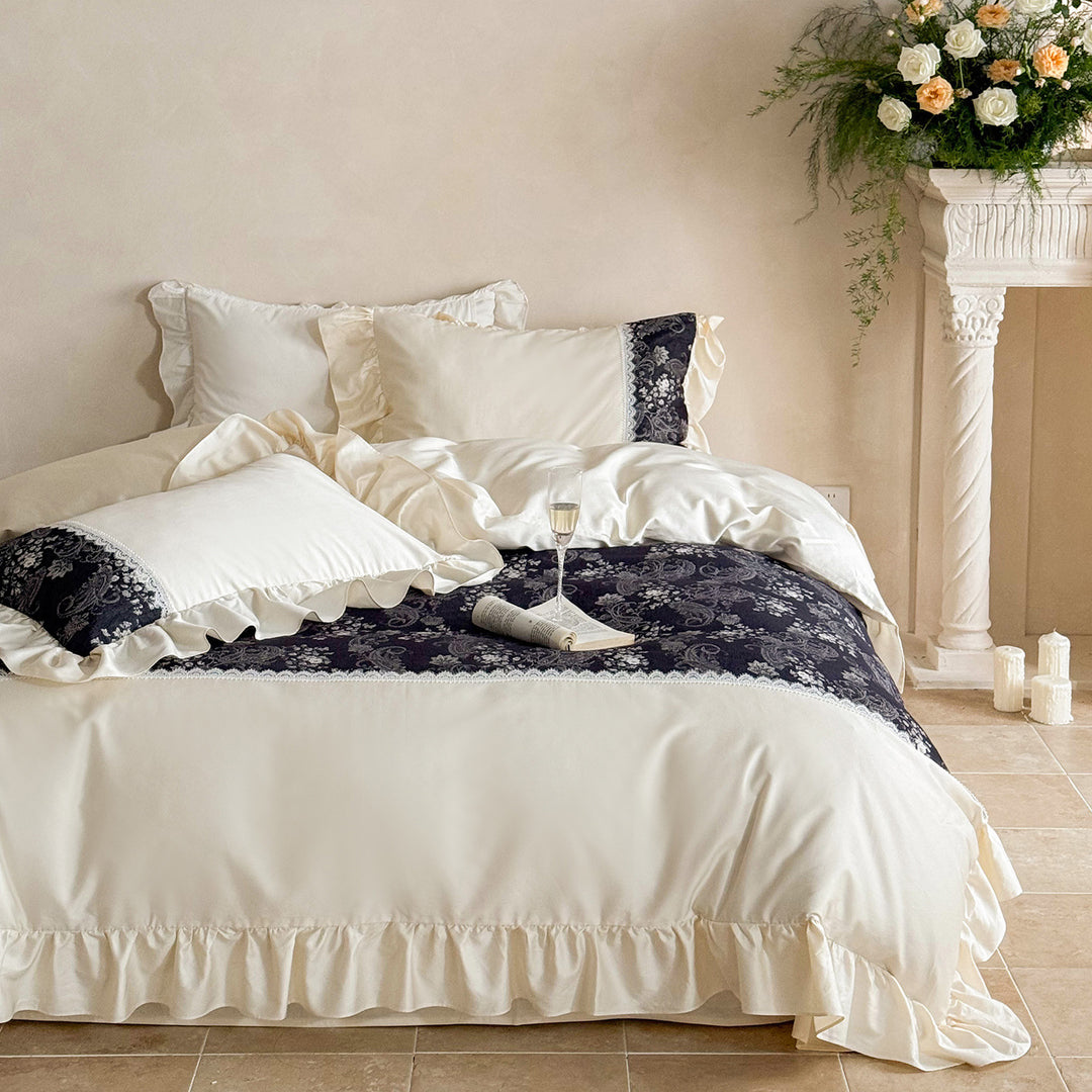 Luxuriöser Rüschensatin-Duvetbezug mit floralem Jacquard-Panel und Bettüberwurf