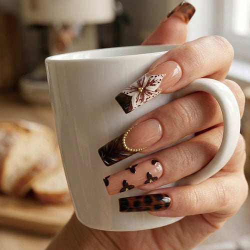 Künstlerische Nagelkunst Karnz