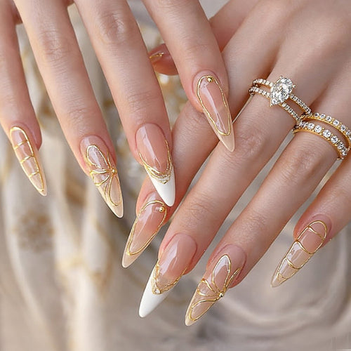 Kunstnagelset mit elegantem floralem Goldakzent Karnz