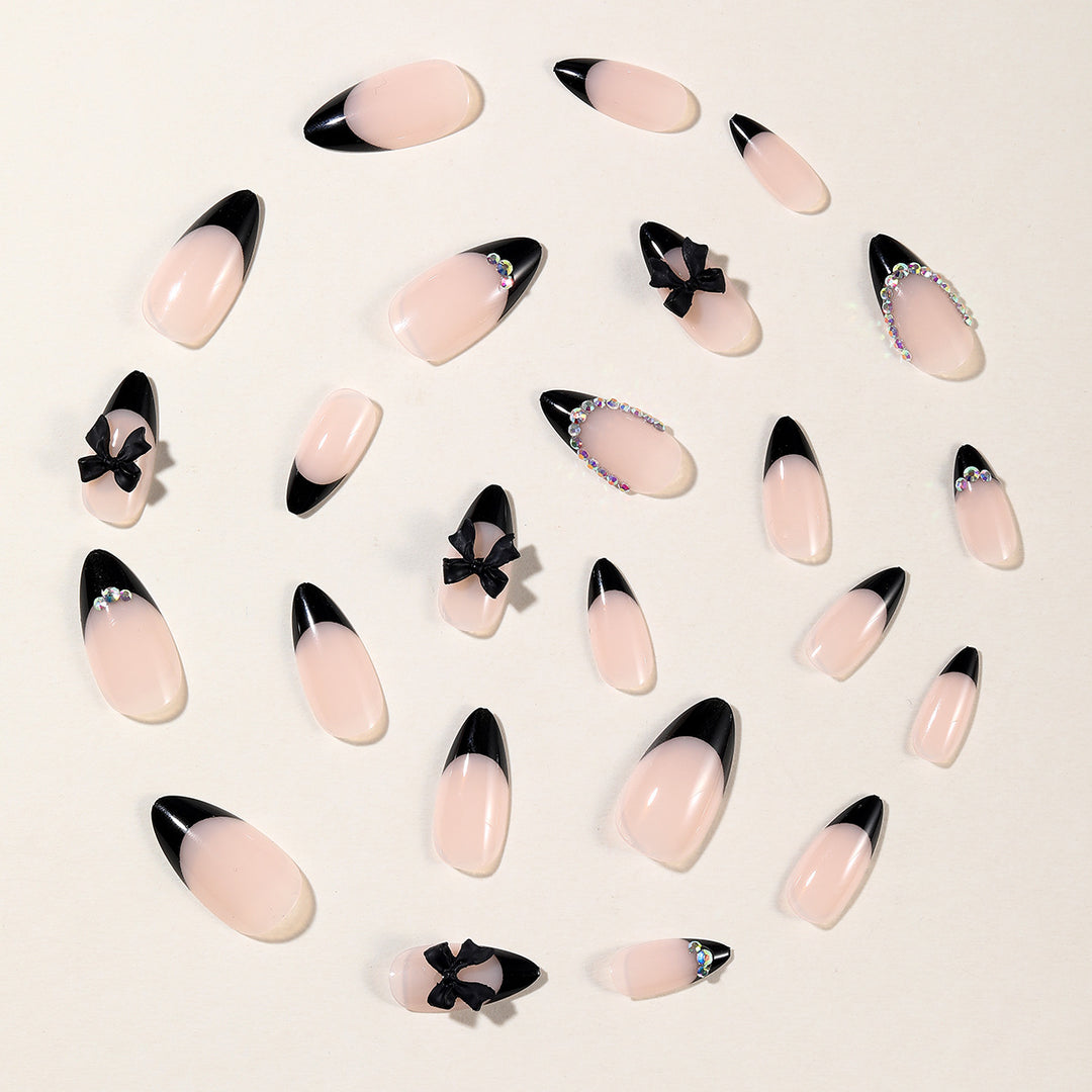 Elegantes Stiletto-Nageldesign mit Strassakzenten Karnz