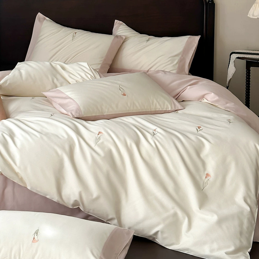 Umkehrbarer Satin-Feeling Bestickter Floral Bettbezugset mit Kontrastbordüre