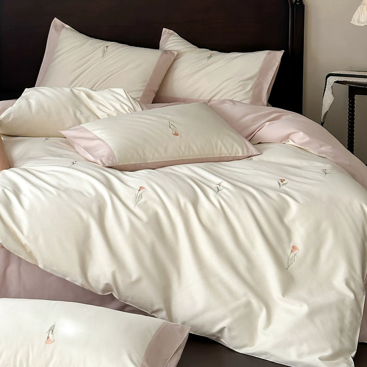Umkehrbarer Satin-Feeling Bestickter Floral Bettbezugset mit Kontrastbordüre