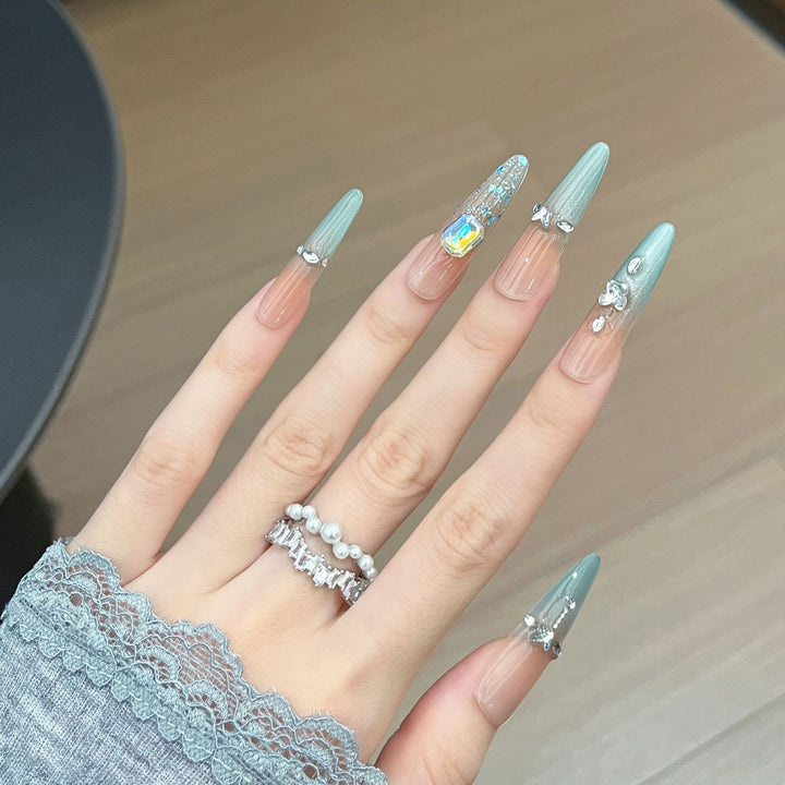 Künstlerisches, mit Strass verziertes Stiletto-Press-On-Nagelset Karnz