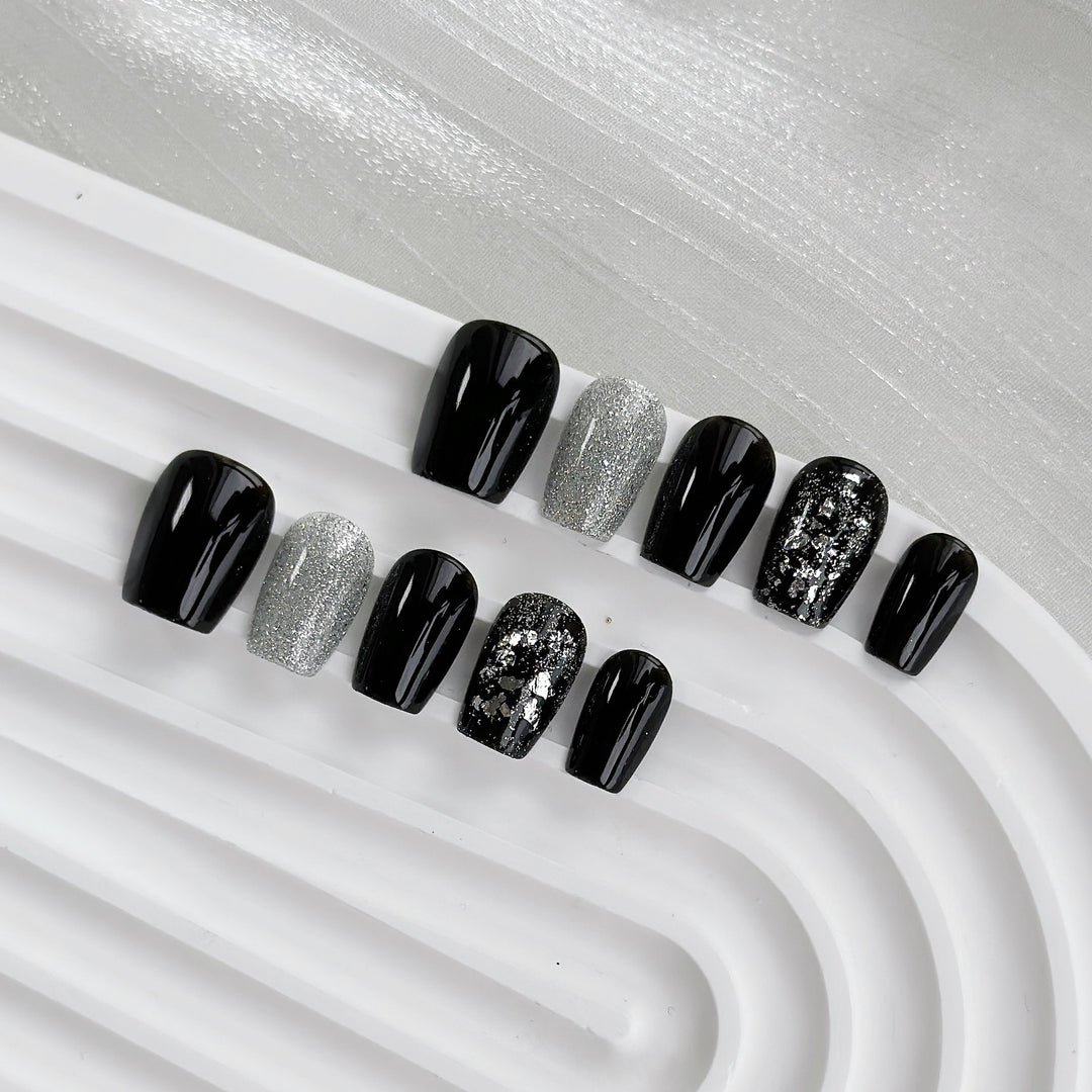 Elegantes Press-On-Nagelkunst-Set mit Glitterakzenten