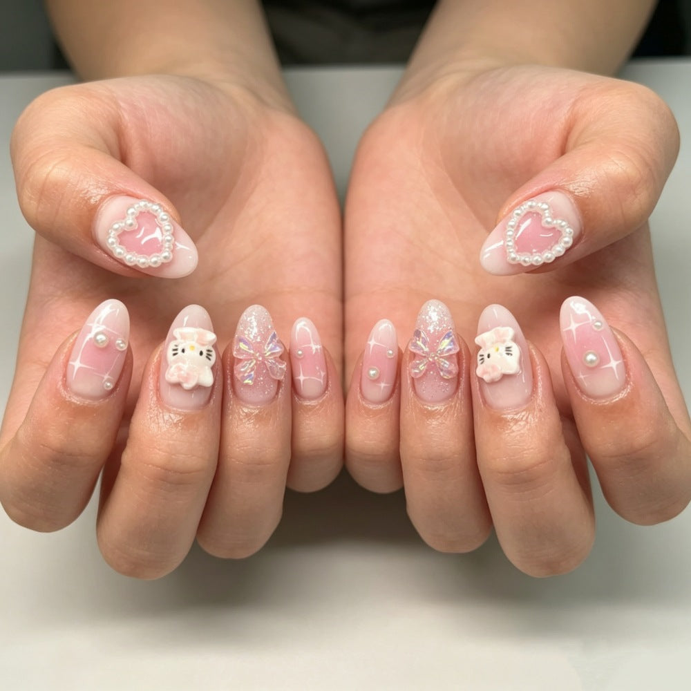 Verspielte Kunstnägel mit Herz- und Kitty-Motiven Karnz