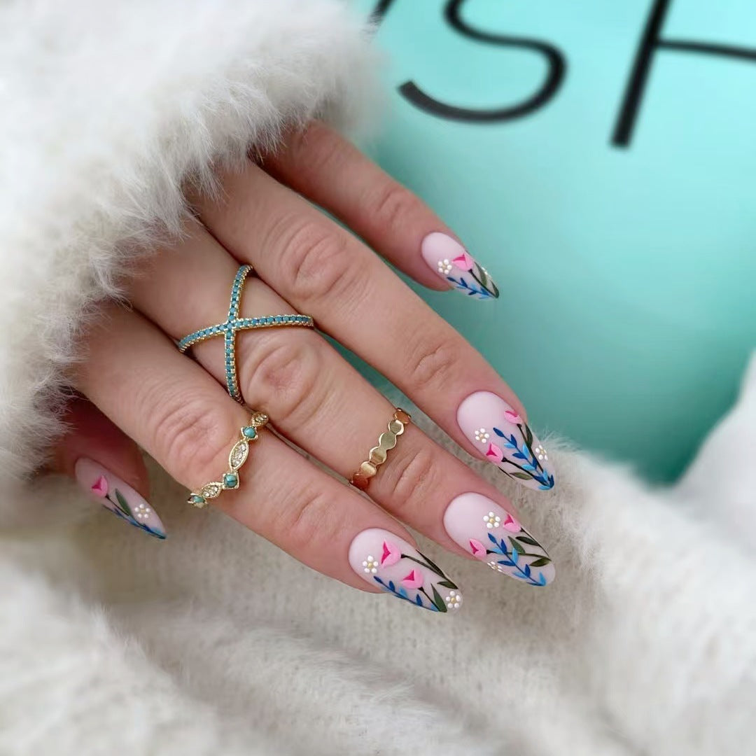 Kunstnagelset mit floralen Motiven und verzierten Akzenten Karnz