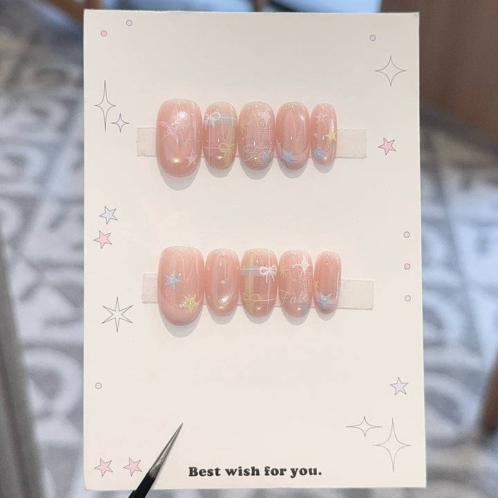 Kunstnägel mit Romantischen Sternen- und Glitzermotiven Karnz