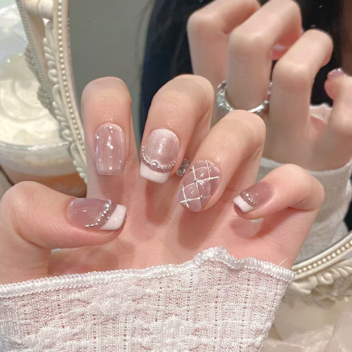 Elegante Perlen Press-On Nagelkollektion Karnz