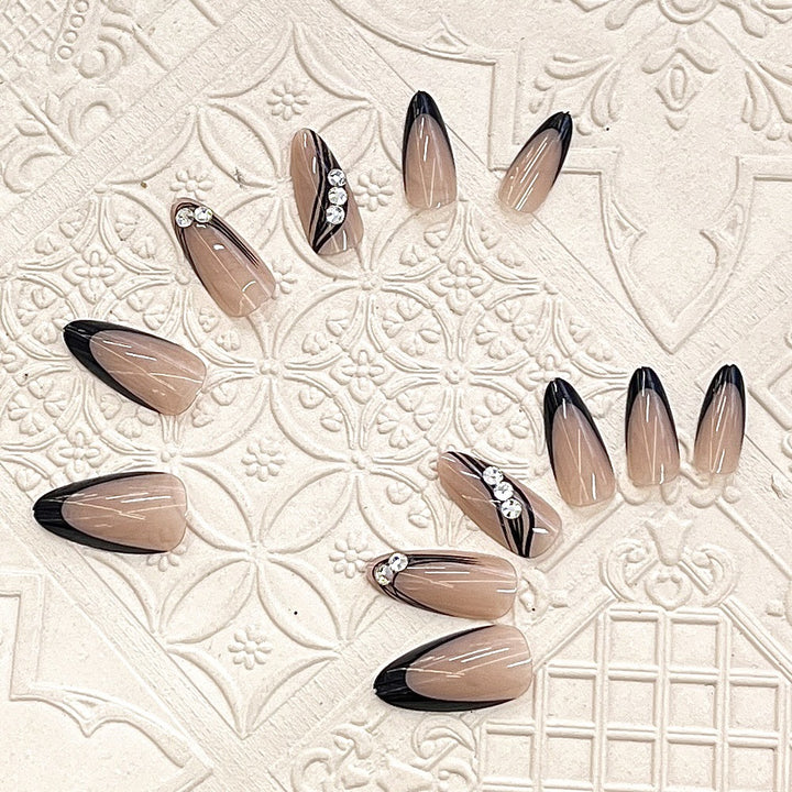 Elegantes Press-On-Nail-Design mit Strassakzenten Karnz