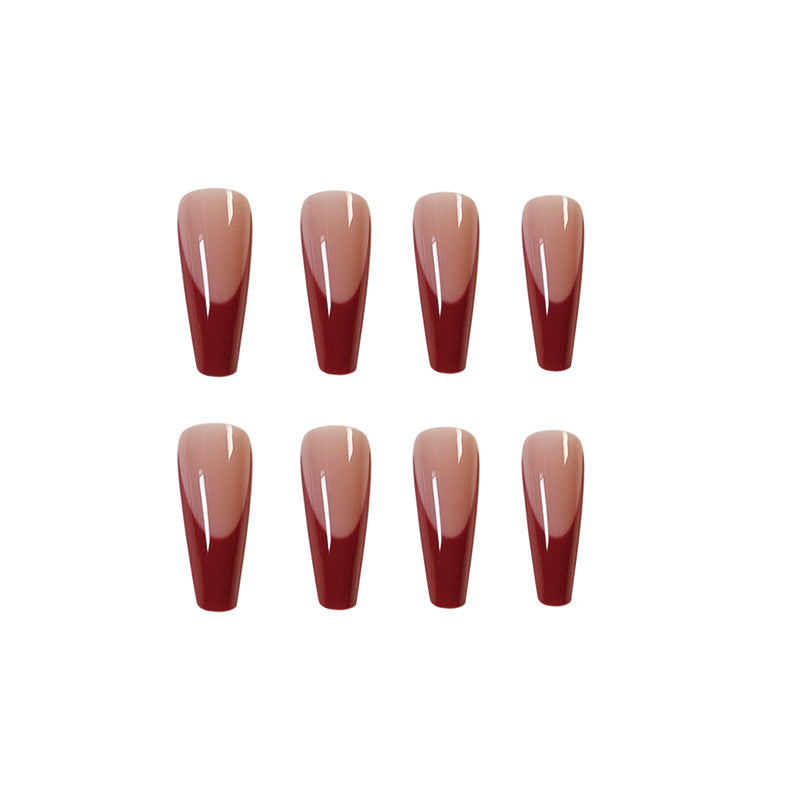 Elegante Kunstnägel mit Hochglanz-Finish und prägnantem French-Tip Karnz
