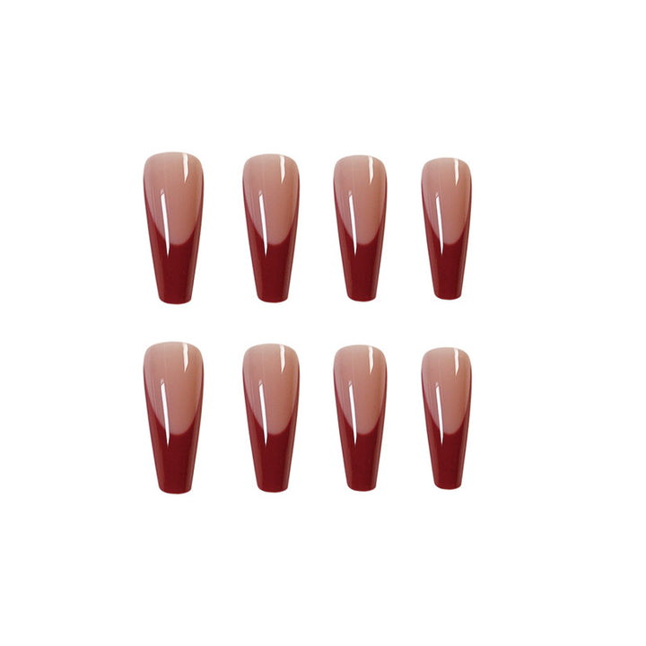 Elegante Kunstnägel mit Hochglanz-Finish und prägnantem French-Tip Karnz