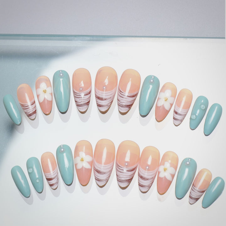 Künstlerische florale Nagelverlängerungen Karnz
