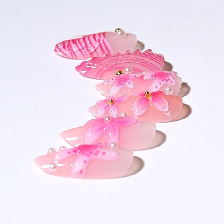 Kunstnagelset mit detailreichen 3D-Blumen und eleganten Akzenten Karnz