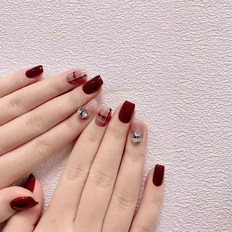 Kreatives Kunstnagelset mit Glitzer- und eleganten Muster Akzenten Karnz