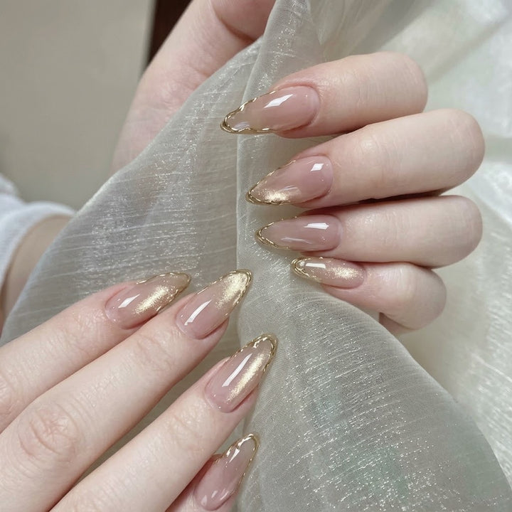 Elegantes Press-On-Nagel-Set mit goldenen Akzenten