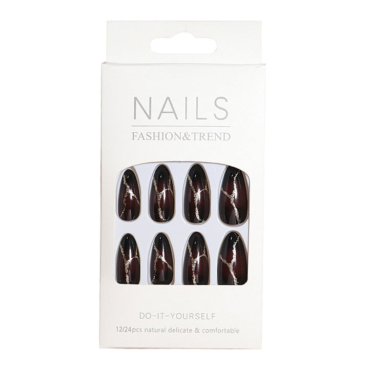 Künstlerisches Press-On Nageldesign mit goldenen Aderakzenten Karnz