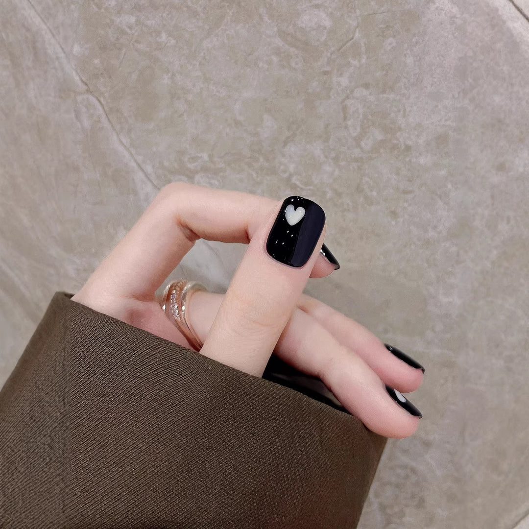 Künstlerisches Press-On Nagelkunstset mit Herzmustern